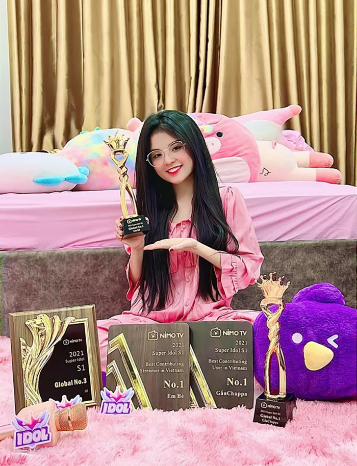 Gái xinh khoác tay Độ Mixi bất ngờ xuất hiện hình ảnh tại Quảng trường Thời  Đại