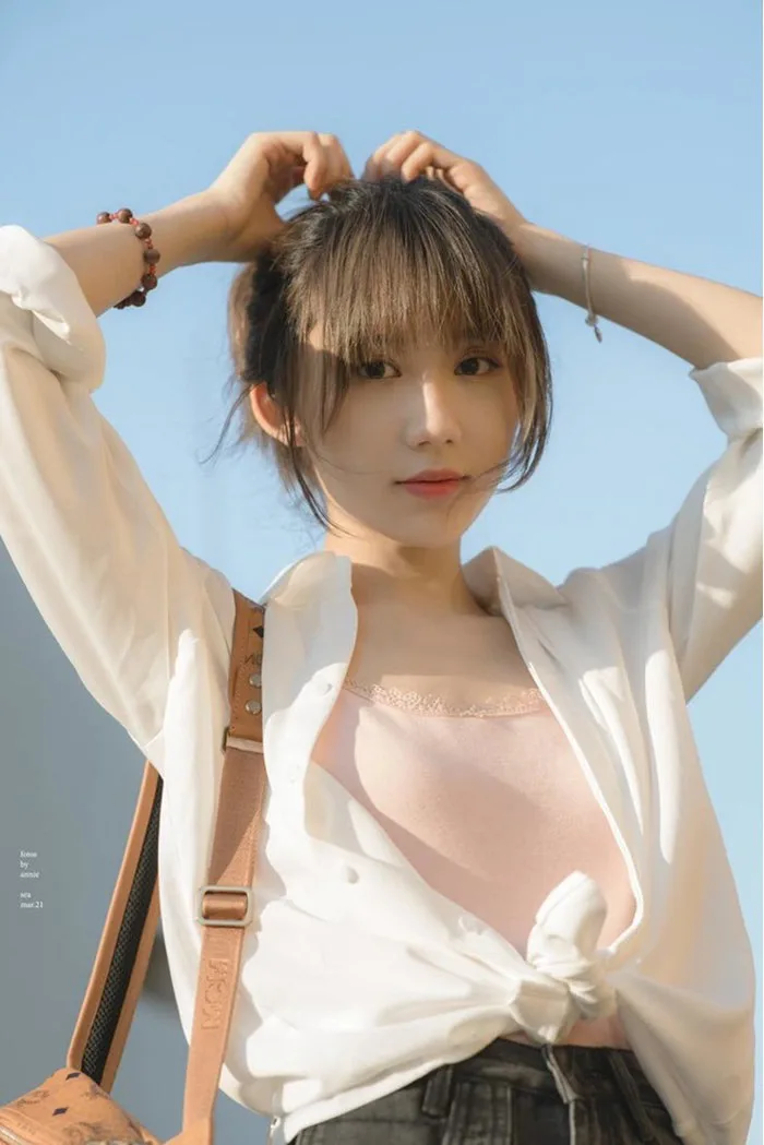 Streamer Mina Young khoe váy trắng ôm trọn thân hình 