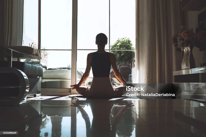 Người Phụ Nữ Trẻ Tập Yoga Trong Nhà Cô Gái Xinh Đẹp Thiền Định Và Thực Hiện  Các Tư Thế Yoga Tại Nhà Hình ảnh Sẵn có - Tải xuống Hình ảnh