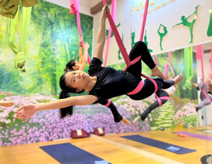 Tập 'yoga bay' thả dáng trên dây như diễn viên xiếc
