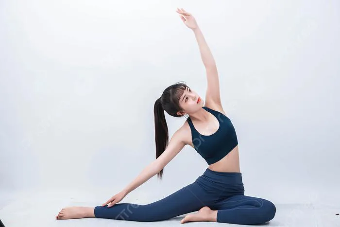 Các Cô Gái Thể Thao Và Thể Dục Tập Yoga Trong Phòng Tập Yoga Vào Buổi Chiều  Với Những Bức ảnh Và Hình ảnh Hình Chụp Và Hình ảnh Để Tải Về