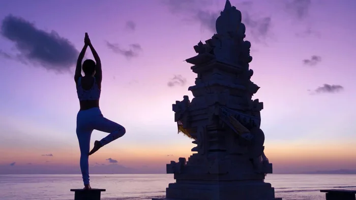 Bộ ảnh tập Yoga vòng quanh thế giới tuyệt đẹp, danh tính của nhân vật chính  còn gây bất ngờ hơn