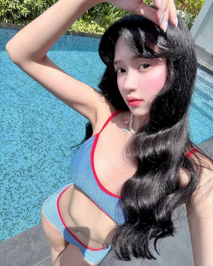 Hot girl Tây Bắc khoe body gợi cảm bên hồ bơi