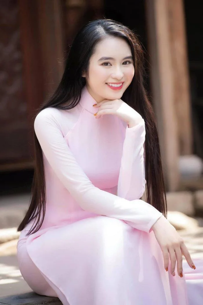 Xuất hiện nữ thần Tây Bắc mặc đồ thổ cẩm đẹp như tranh vẽ, đời thường chuẩn  nàng thơ cuốn hút khó tin