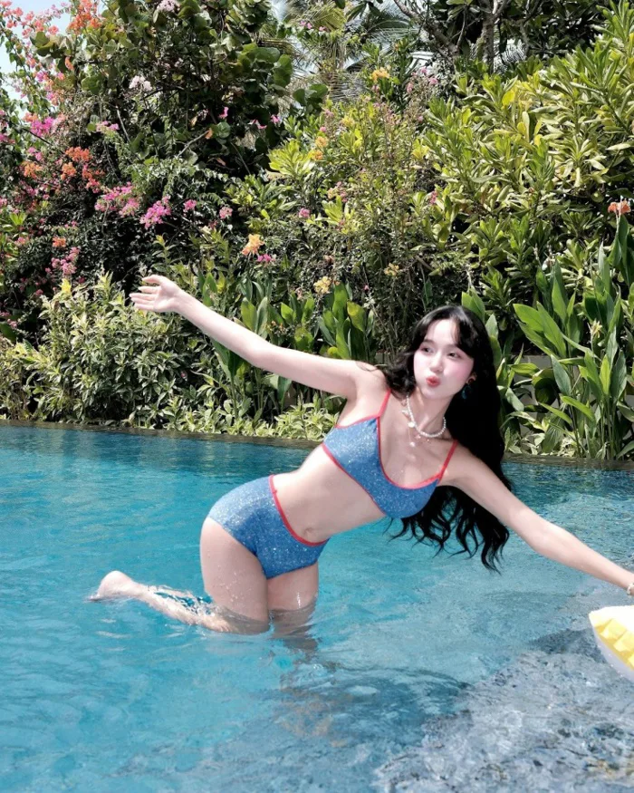 Hot girl Tây Bắc khoe body gợi cảm bên hồ bơi
