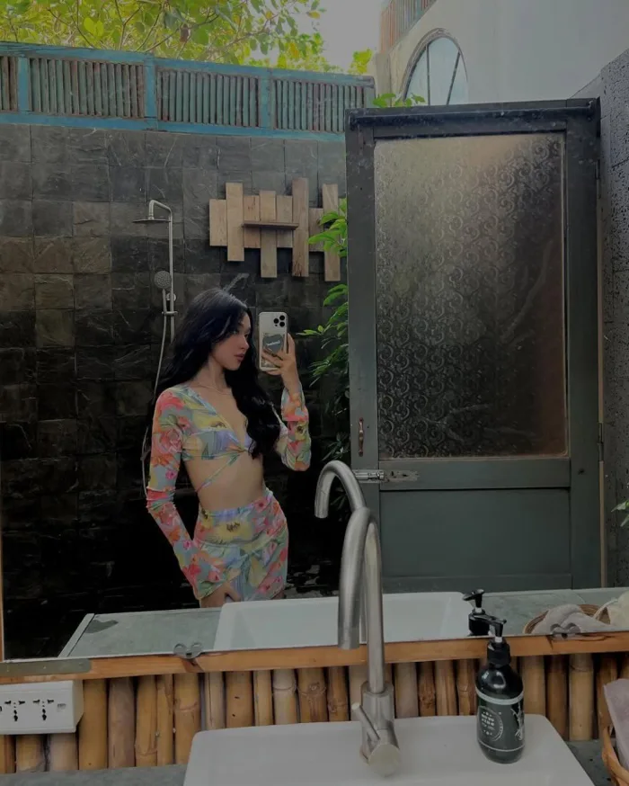 Hot girl Tây Bắc khoe body gợi cảm bên hồ bơi