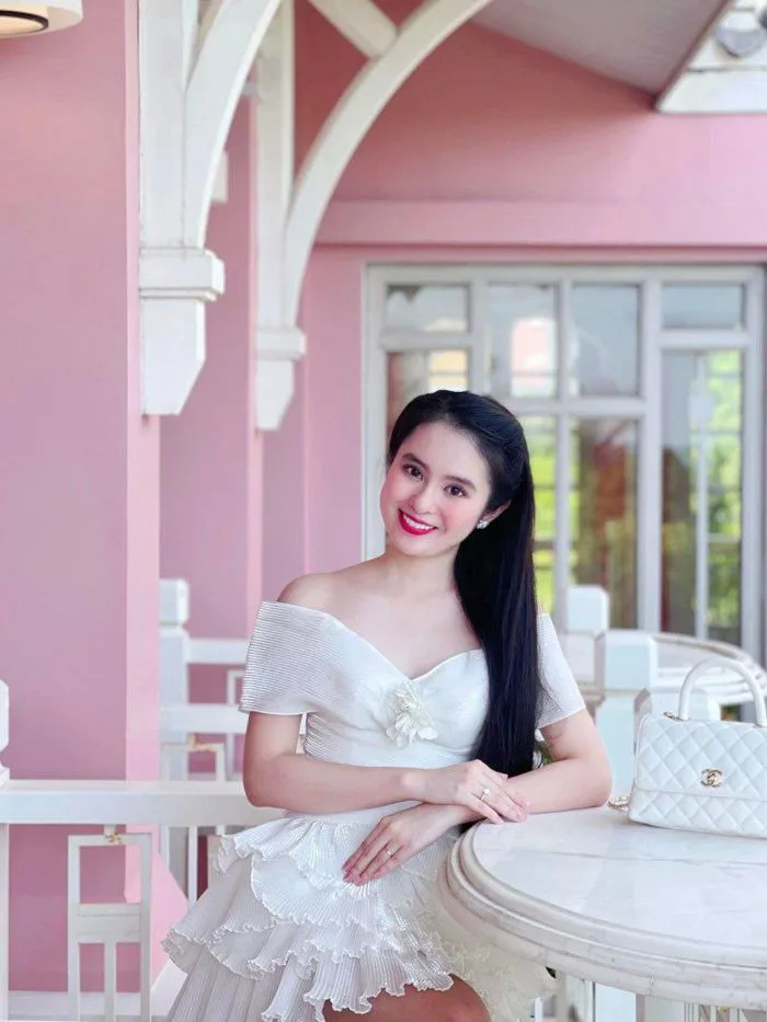 Xuất hiện nữ thần Tây Bắc mặc đồ thổ cẩm đẹp như tranh vẽ, đời thường chuẩn  nàng thơ cuốn hút khó tin
