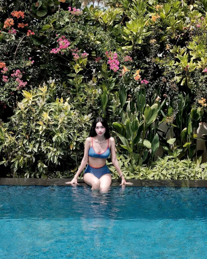 Hot girl Tây Bắc khoe body gợi cảm bên hồ bơi