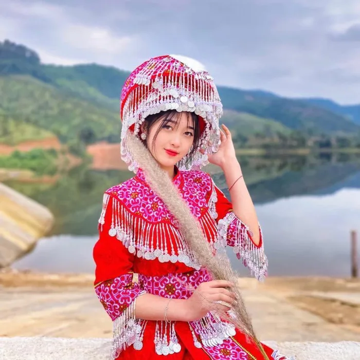 Xuất hiện trong đoạn phim về du lịch Tây Bắc, thiếu nữ H'Mông bỗng thành  hiện tượng