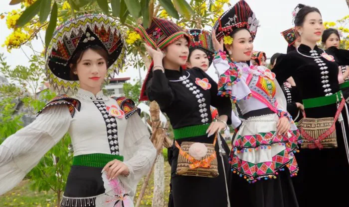 Hình ảnh các cô gái Thái Tây Bắc Việt Nam