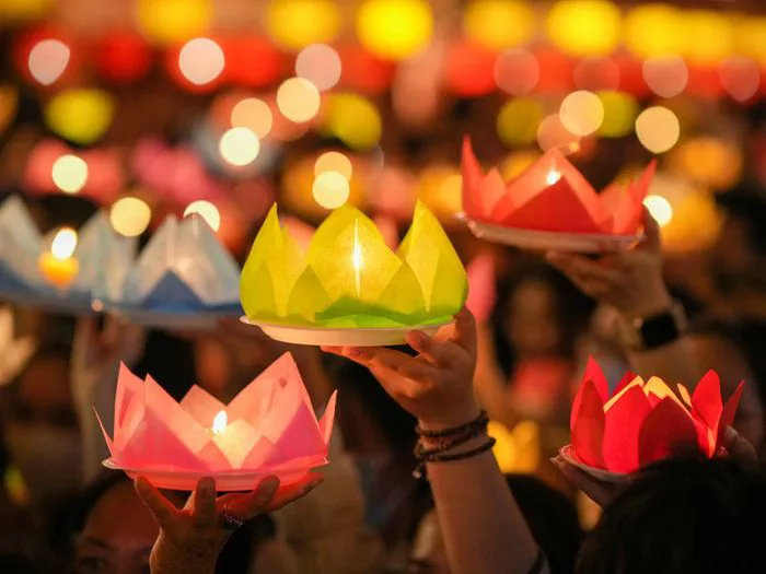 Những khoảnh khắc tuyệt đẹp của đêm thả đèn hoa đăng Những khoảnh khắc tuyệt đẹp của đêm thả đèn hoa đăng