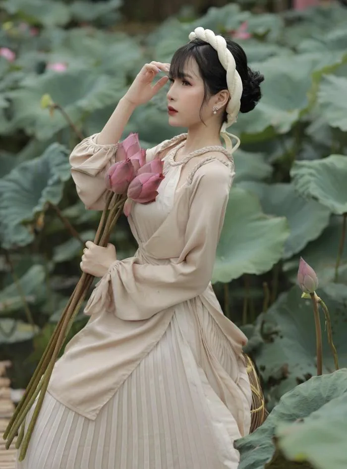 Thiếu nữ tuổi xuân thì khoe vóc dáng nuột nà bên hoa sen | Báo Dân trí Thiếu nữ tuổi xuân thì khoe vóc dáng nuột nà bên hoa sen | Báo Dân trí