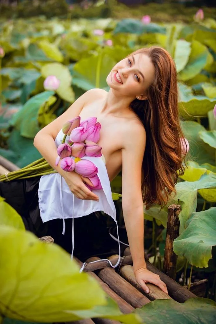 Bộ ảnh thiếu nữ ngoại quốc thả dáng bên hoa sen gây “sốt” mạng | Báo Dân trí Bộ ảnh thiếu nữ ngoại quốc thả dáng bên hoa sen gây “sốt” mạng | Báo Dân trí