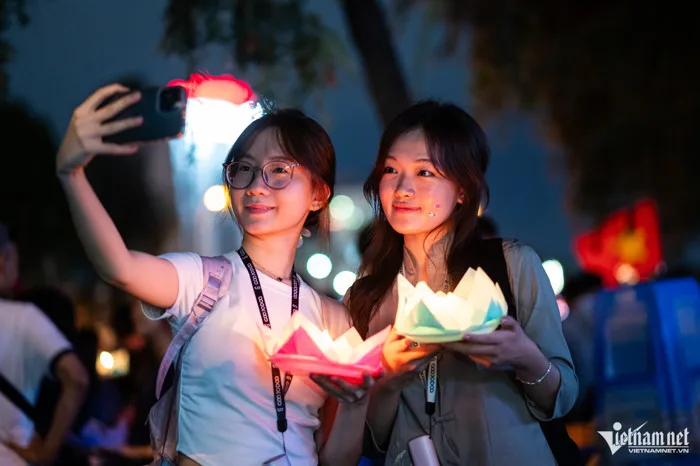 Lễ hội thả hoa đăng lớn nhất làm bừng sáng một góc TPHCM Lễ hội thả hoa đăng lớn nhất làm bừng sáng một góc TPHCM
