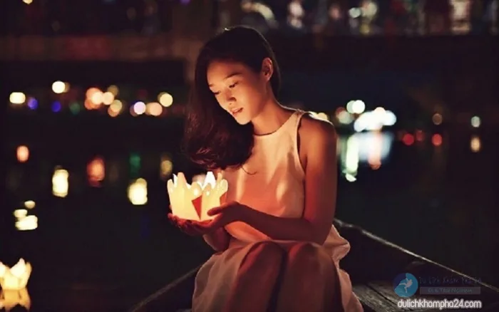 Du khách thả đèn hoa đăng Hội An cầu may mắn rực sáng sông Hoài Du khách thả đèn hoa đăng Hội An cầu may mắn rực sáng sông Hoài
