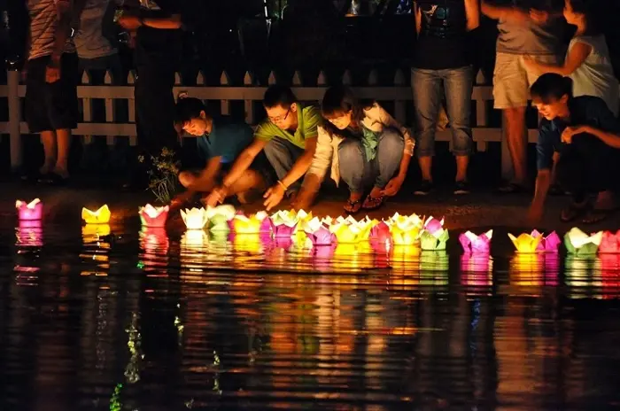 Thả hoa đăng Hội An - Nét đẹp văn hóa phố cổ Thả hoa đăng Hội An - Nét đẹp văn hóa phố cổ