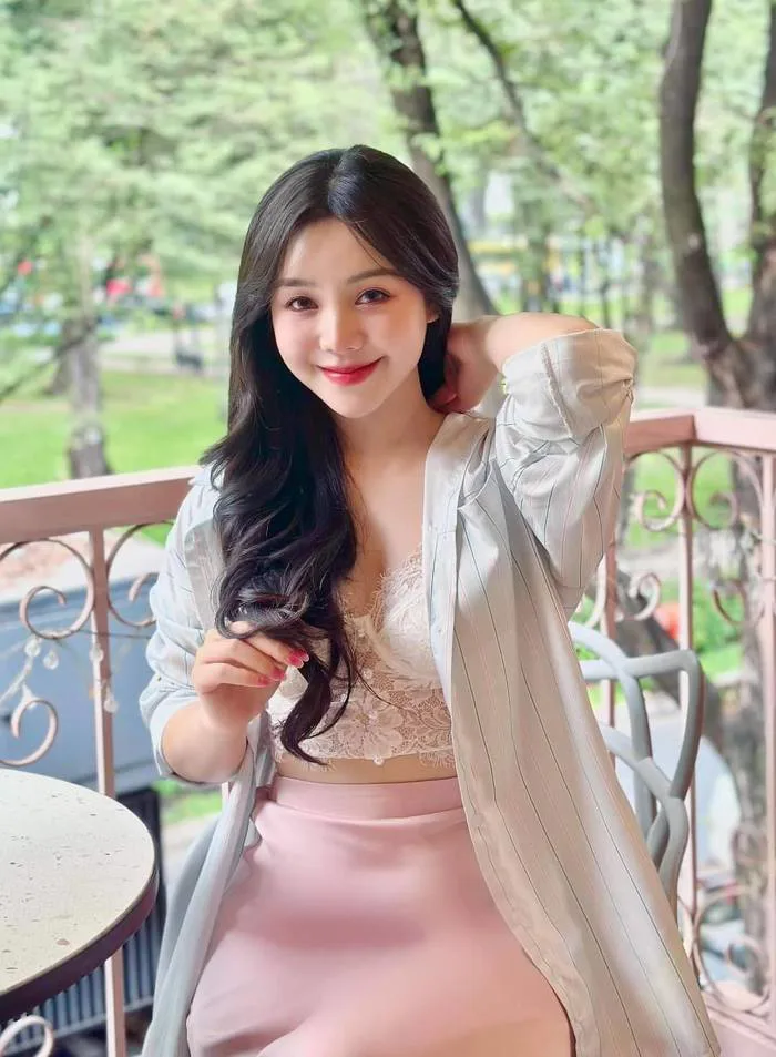 Gái Thái Bình xinh như búp bê Nga diện váy xuyên thấu lấp ló vòng 3, bị  phát giác nếp gấp vị trí đắc địa