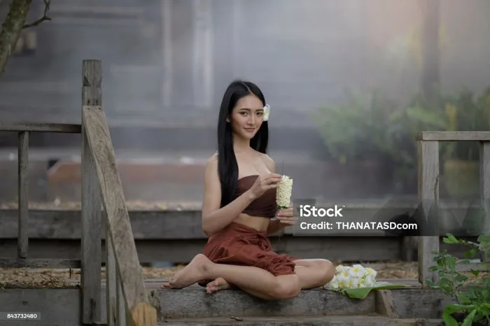 Người Phụ Nữ Thái Lan Xinh Đẹp Cô Gái Thái Xinh Đẹp Trong Trang Phục Truyền  Thống Người Phụ Nữ Làm Vô Lăng Với Hoa Tươi Truyền Thống Thái Lan Hình ảnh