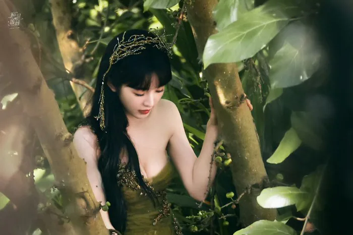 Búp bê cổ trang” diện váy tôn vòng 1, gây 