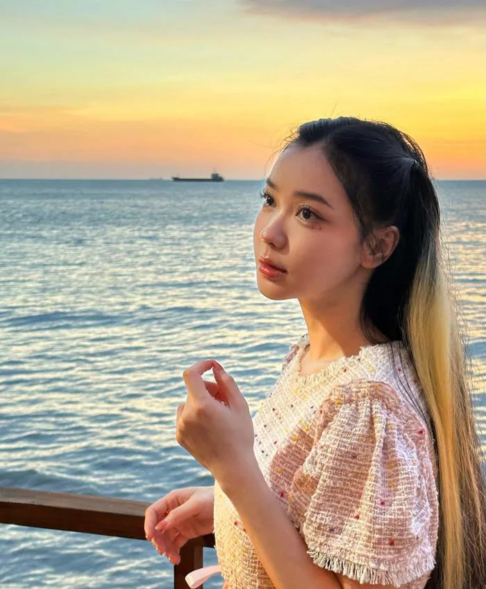 Gái xinh khiến 10 triệu người mê tít trên TikTok: Mặt mộc siêu cưng, ngũ  quan xuất sắc