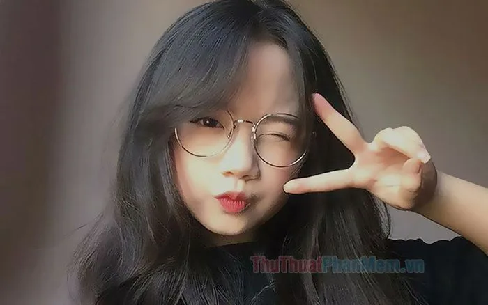 Hình ảnh những cô gái xinh đẹp với mái tóc dài thướt tha cùng chiếc kính  thời thượng