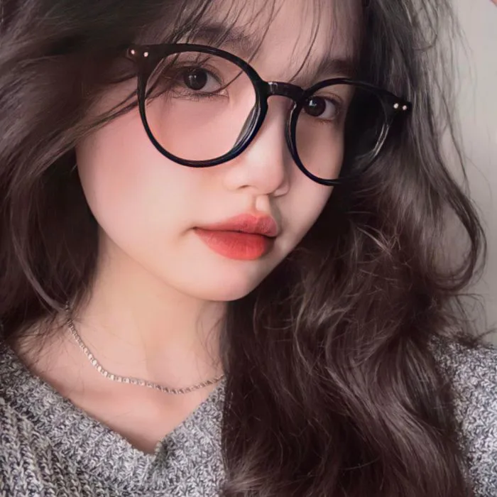 Vẻ đẹp quyến rũ của những cô gái tóc dài đeo kính che mặt