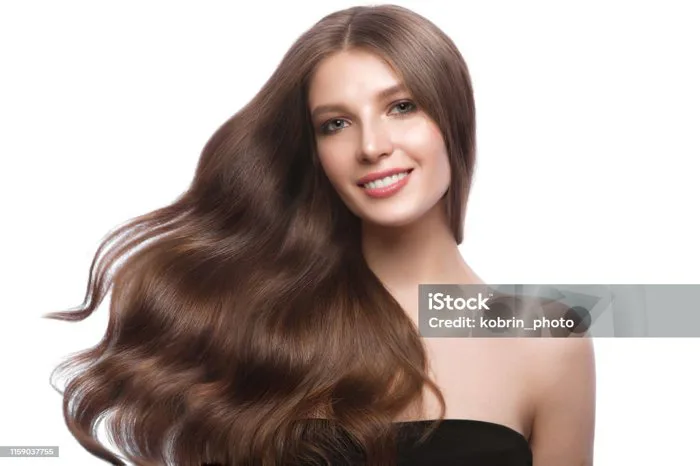Cô Gái Tóc Nâu Xinh Đẹp Di Chuyển Với Mái Tóc Mượt Mà Hoàn Hảo Và Trang  Điểm Cổ Điển Hình ảnh Sẵn có - Tải xuống Hình ảnh Ngay bây giờ -