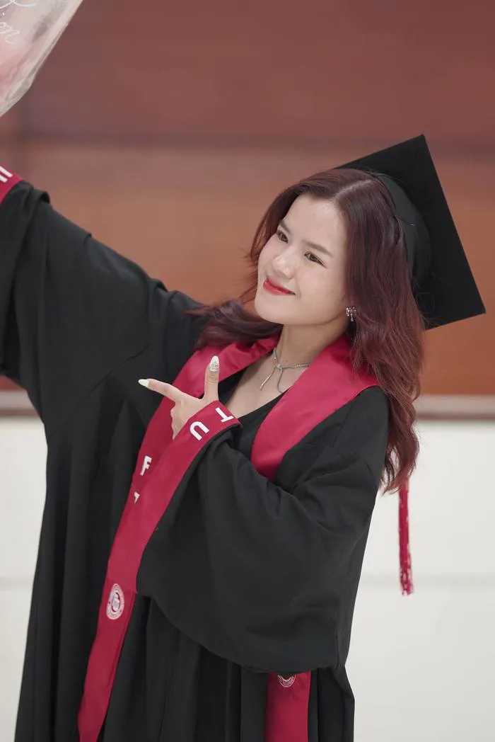 Ngắm mãi không chán chùm ảnh nữ sinh Ngoại thương trong lễ tốt nghiệp: Đúng  là lò đào tạo Hoa hậu, ai cũng xinh!