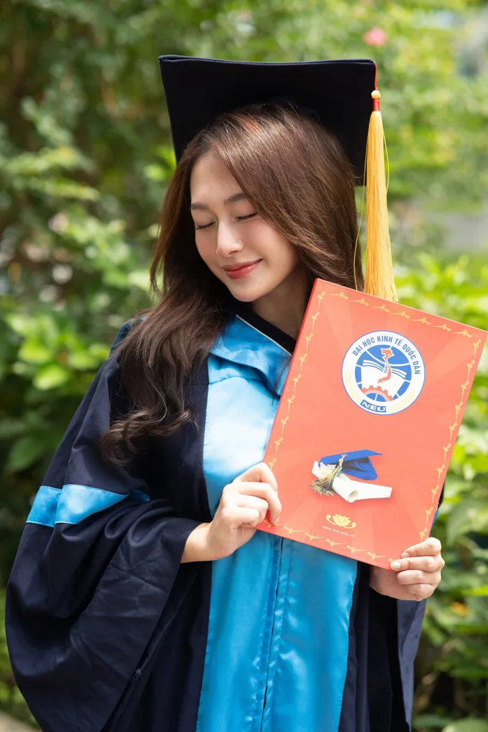 Chỉ lên nhận bằng tốt nghiệp, nữ sinh vẫn nổi rần rần vì khoảnh khắc xinh  như Hoa hậu, đã thế còn là 
