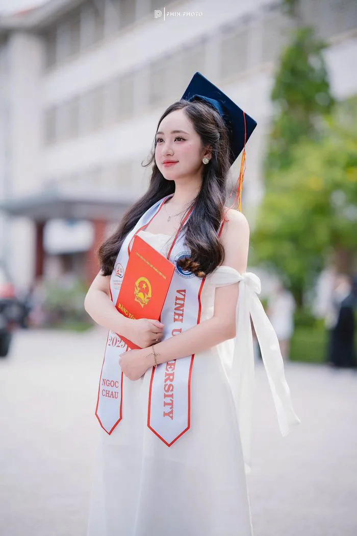 Đi nhận bằng tốt nghiệp, nữ sinh xứ Nghệ bất ngờ nổi tiếng vì quá xinh