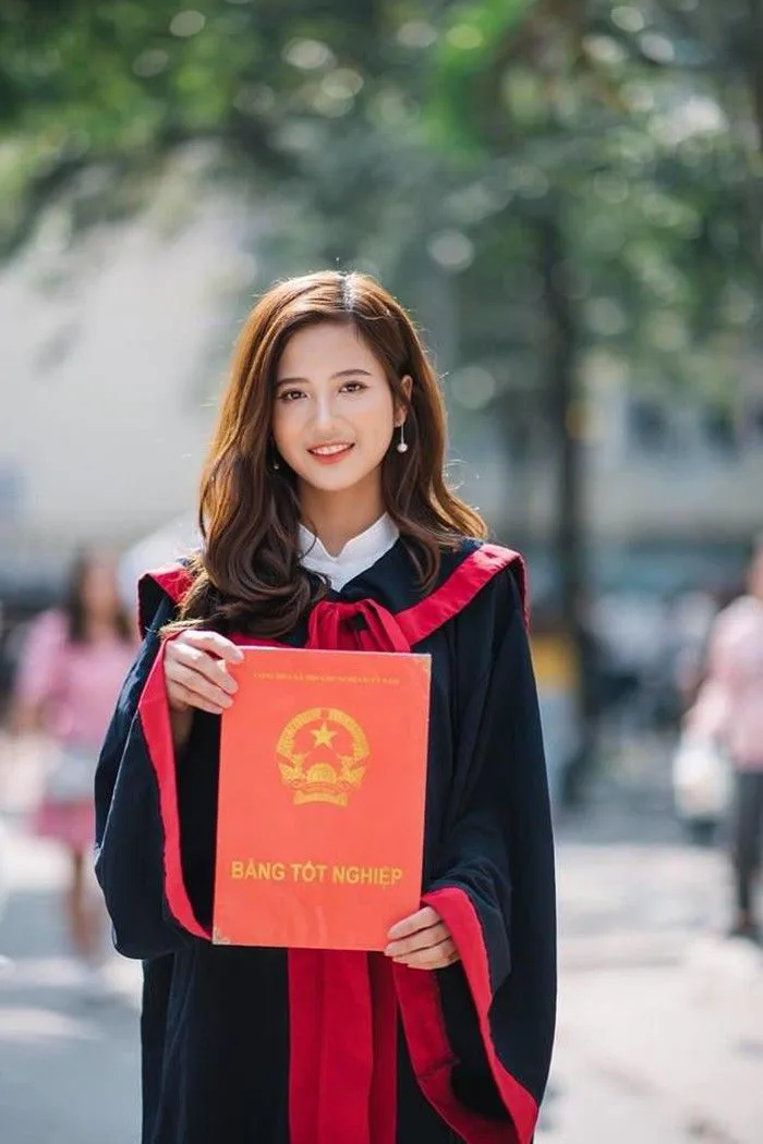Ngắm trọn bộ ảnh kỷ yếu trong veo như nắng của nữ sinh Ngoại thương từng  gây sốt vì lên sóng khi cổ vũ trận Việt Nam - Malaysia