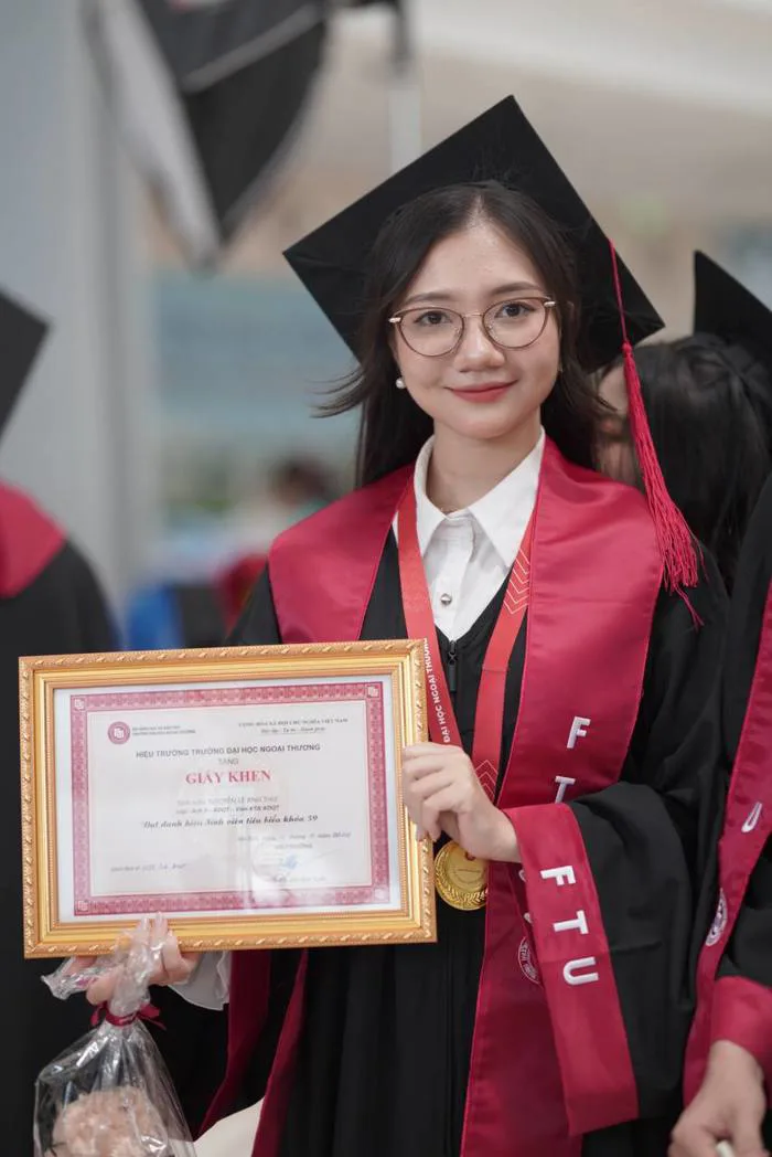Ngắm mãi không chán chùm ảnh nữ sinh Ngoại thương trong lễ tốt nghiệp: Đúng  là lò đào tạo Hoa hậu, ai cũng xinh!