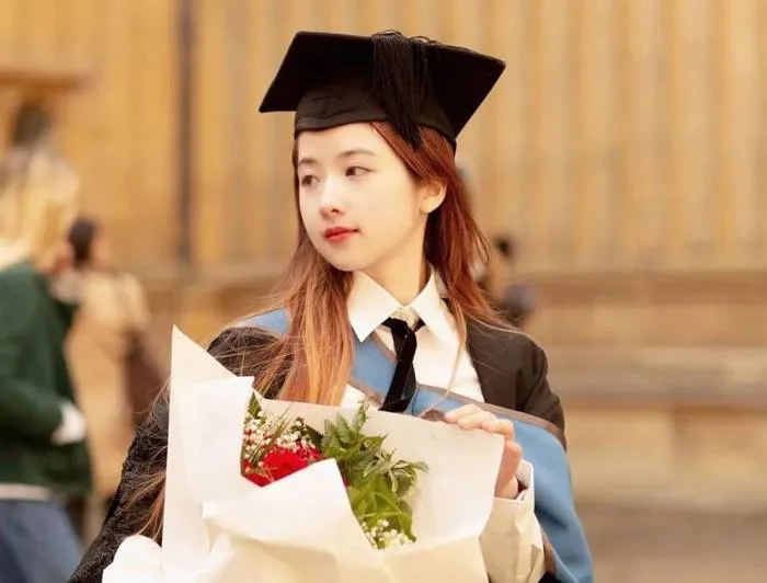 Ngoại hình xinh đẹp, cô gái bị nghi ngờ nói dối khi đăng ảnh tốt nghiệp  Thạc sĩ Oxford: 