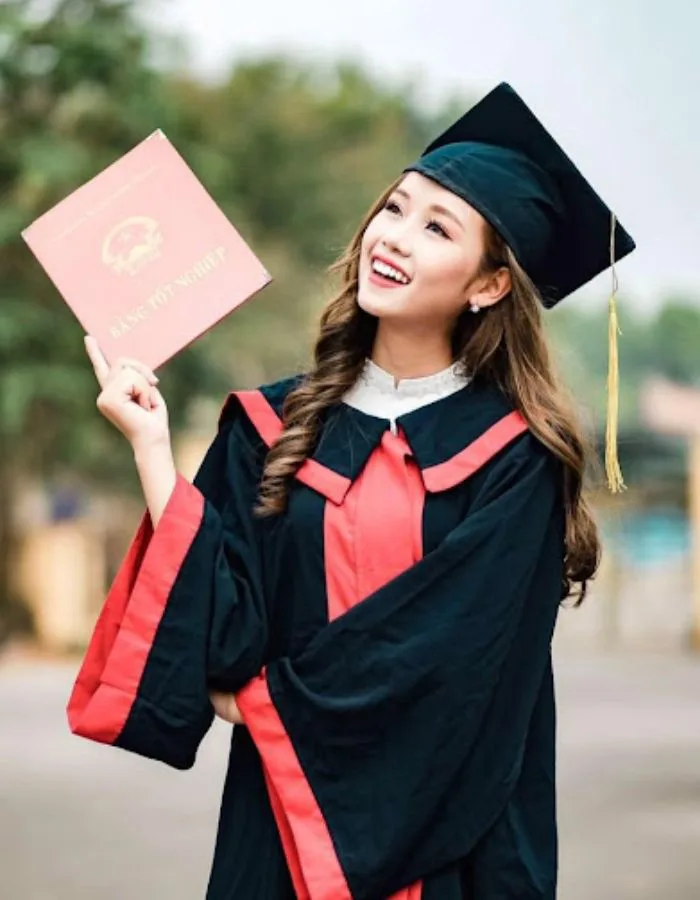 101+ kiểu tạo dáng với áo cử nhân để có bộ ảnh kỷ yếu để đời