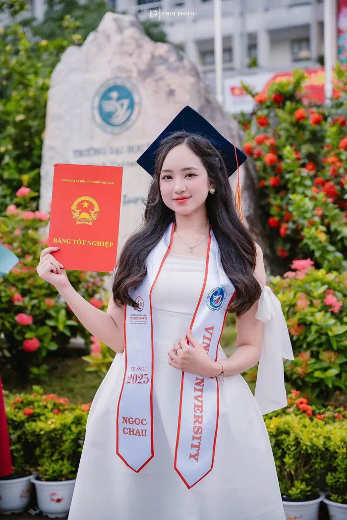 Đi nhận bằng tốt nghiệp, nữ sinh xứ Nghệ bất ngờ nổi tiếng vì quá xinh