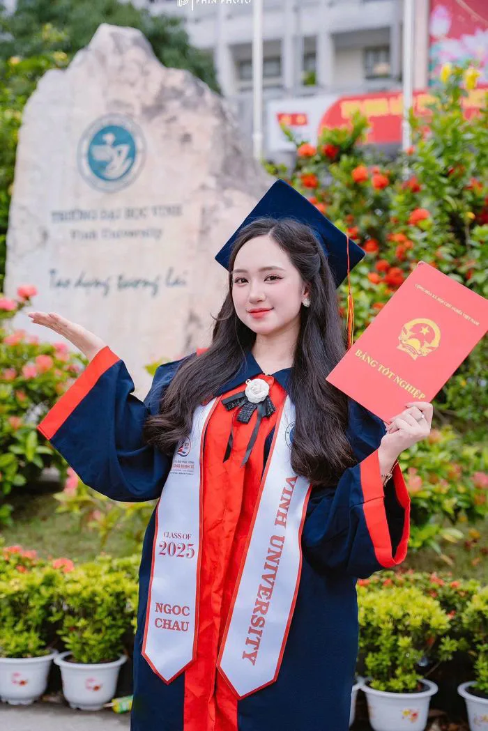Đi nhận bằng tốt nghiệp, nữ sinh xứ Nghệ bất ngờ nổi tiếng vì quá xinh