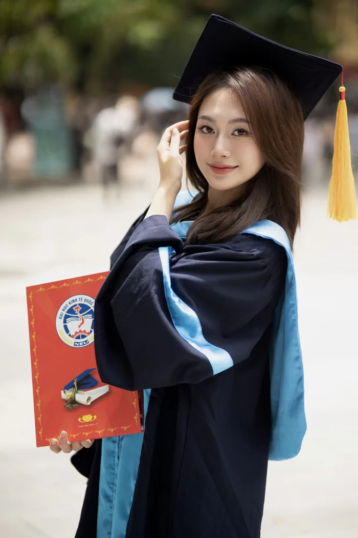 Chỉ lên nhận bằng tốt nghiệp, nữ sinh vẫn nổi rần rần vì khoảnh khắc xinh  như Hoa hậu, đã thế còn là 