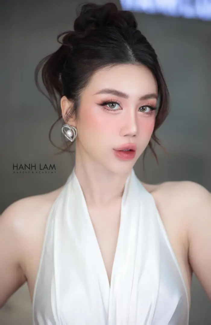 Hình Ảnh Trang Điểm Nhẹ Nhàng Nét Đẹp Tự Nhiên Của Phụ Nữ