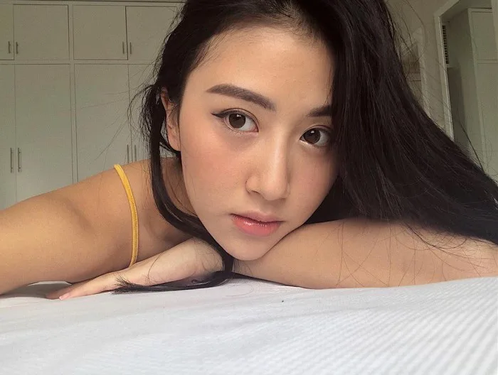 Không cần đi đâu xa, chỉ tạo dáng trên giường thôi các hot girl Việt đã có  ảnh sống ảo gợi cảm