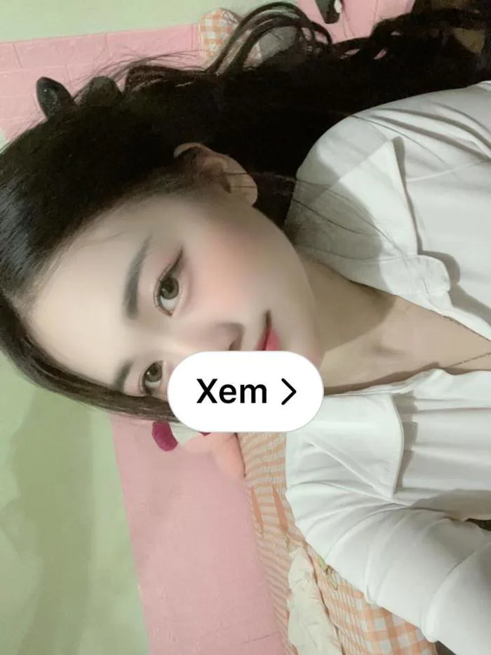 Ảnh girl xinh nằm trên giường với makeup nhẹ nhàng, góc chụp chill