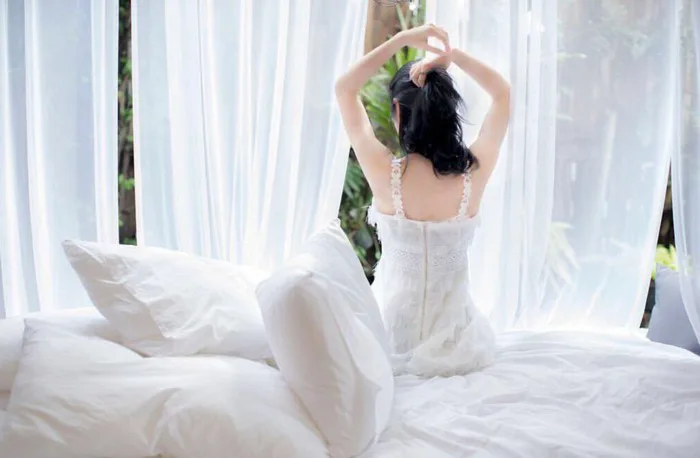 Không cần đi đâu xa, chỉ tạo dáng trên giường thôi các hot girl Việt đã có  ảnh sống ảo gợi cảm