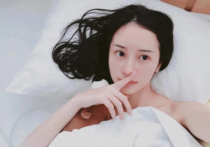 Không cần đi đâu xa, chỉ tạo dáng trên giường thôi các hot girl Việt đã có  ảnh sống ảo gợi cảm