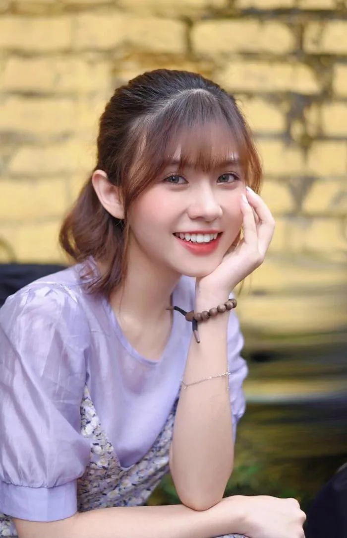 Vẻ đẹp trong trẻo tuổi 20 của 'con gái' Việt Anh