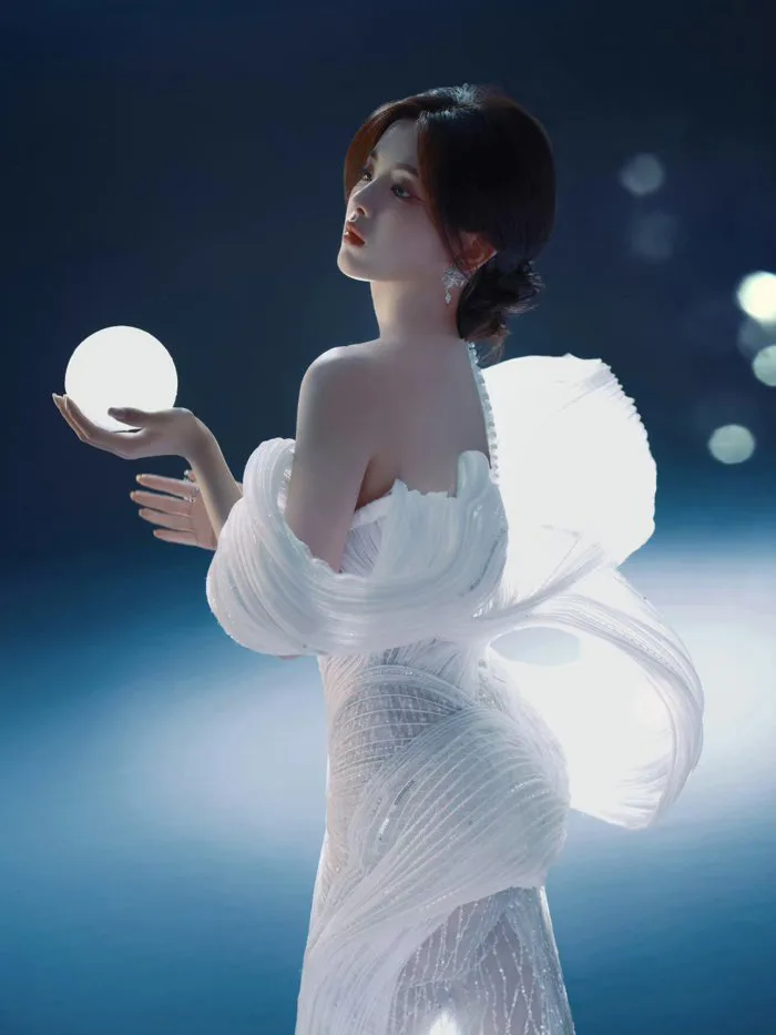 Cô gái đẹp nhất Trung Quốc'' tựa tiên nữ khi diện váy khoe vai trần gợi cảm