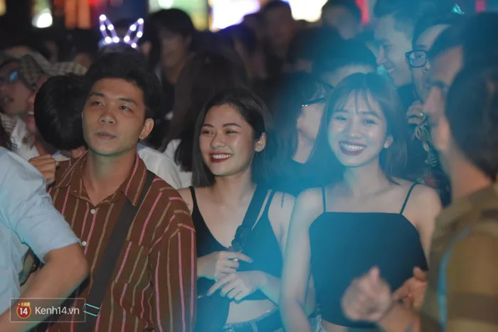 Ngắm loạt ảnh gái xinh kéo hội đi 