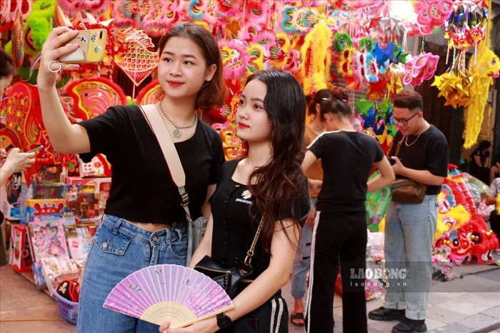 Ngắm những cô gái xinh xắn trên phố Hàng Mã trước Tết Trung thu
