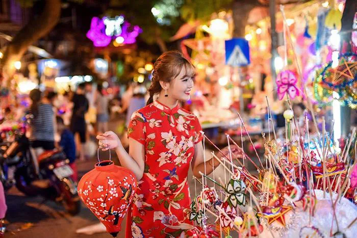 Thiếu nữ Hà thành thỏa sức dạo phố, tỏa sắc dịp Trung thu | Báo Dân trí