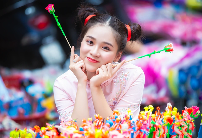 Nữ sinh tuổi 18 trở lại tuổi ấu thơ với đồ chơi Trung thu truyền thống |  Báo Dân trí