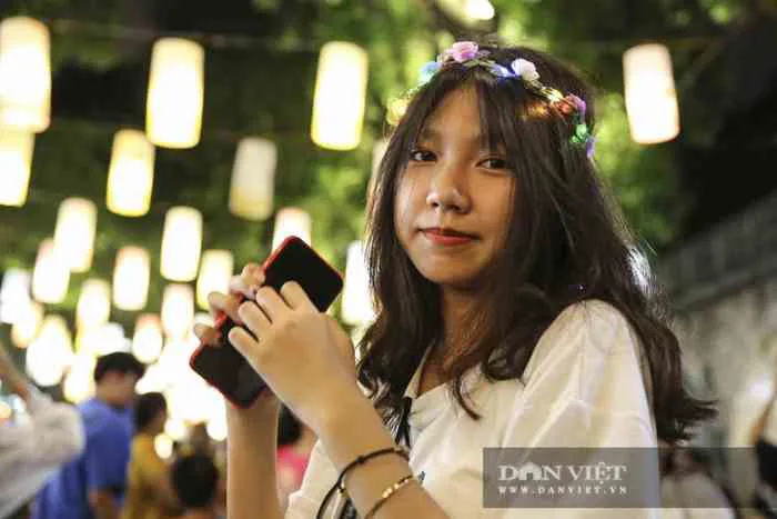 Hàng Mã chật cứng người, gái xinh xúng xính đi chơi Trung thu