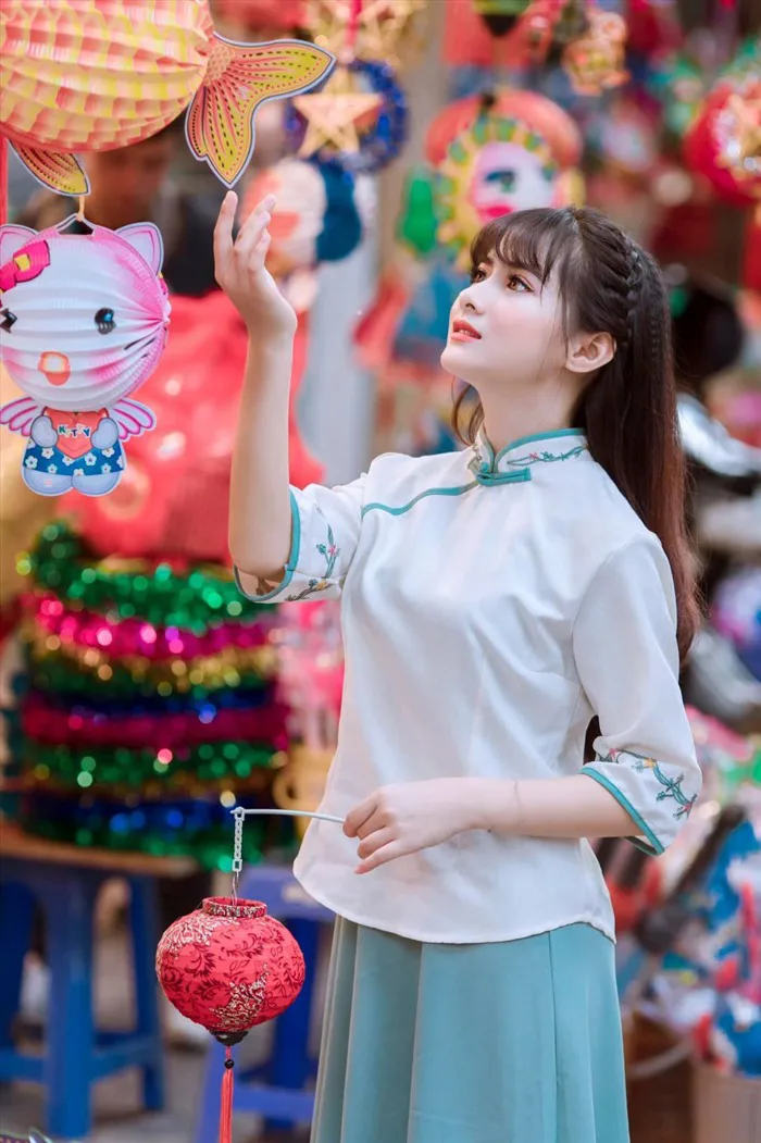 Ngắm những cô gái xinh xắn trên phố Hàng Mã trước Tết Trung thu